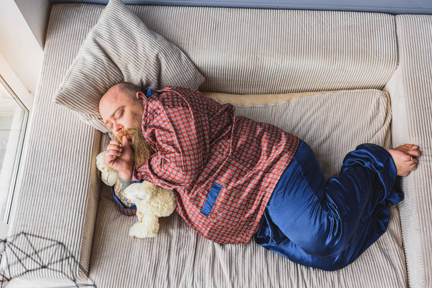 Läski kaveri nukkuu sohvalla
 - Valokuva, kuva