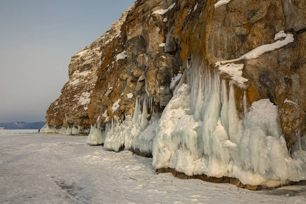 Beautiful icicles on rocks. Winter landscape in Lake Baikal. - Fotoğraf, Görsel