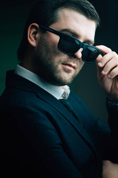 man in sunglasses lowered a little in the dark room - Фото, зображення