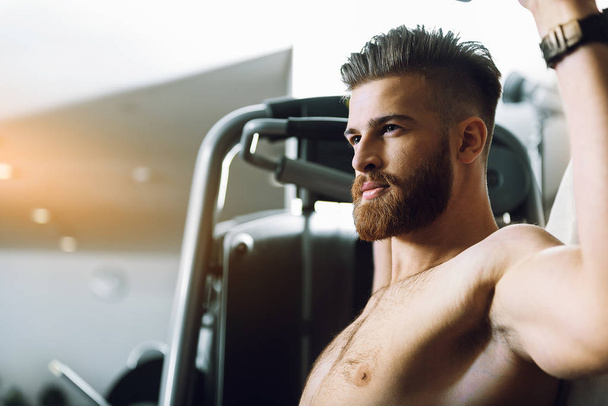 Young confident man in gym - Foto, Imagem