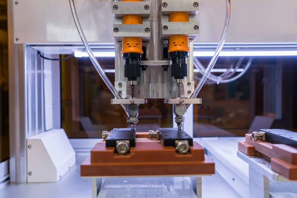 robô broca máquina-ferramenta no fator de fabricação industrial móvel
 - Foto, Imagem