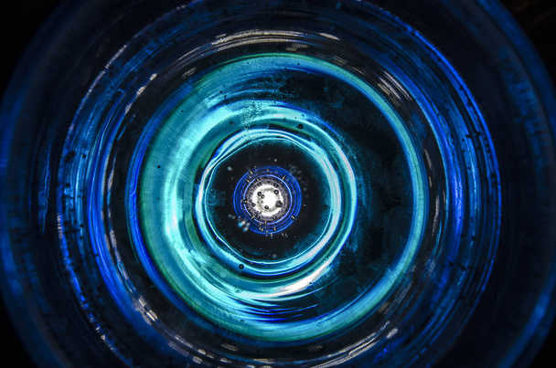 Hipnose Espiral, conceito para hipnose, padrão descendente, fundo abstrato de círculos cintilantes branco cinza marrom preto verde azul limão amarelo laranja marrom violeta rosa turquesa textura colorida
 - Foto, Imagem