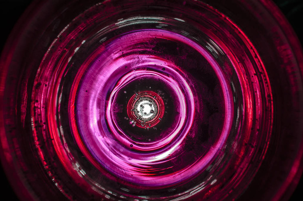 Hypnose-Spirale, Konzept für Hypnose, absteigendes Muster, abstrakter Hintergrund funkelnder Kreise weiß grau braun schwarz grün blau lime gelb orange kastanienbraun violett rosa türkis gefärbte Textur - Foto, Bild