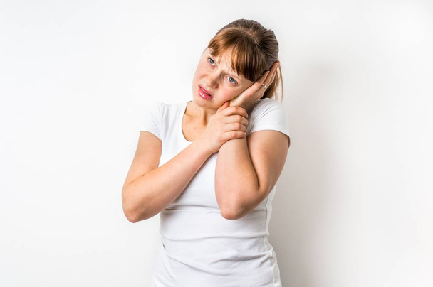 Donna con mal d'orecchio sta tenendo il suo orecchio dolorante
 - Foto, immagini