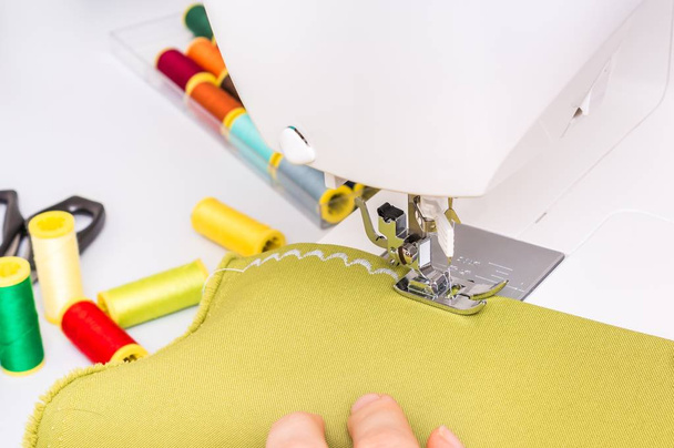 La costurera está cosiendo en la máquina de coser
 - Foto, Imagen