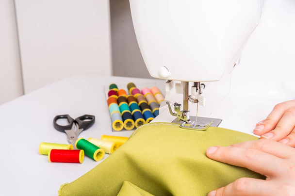 Швея пришивает швейную машинку
 - Фото, изображение