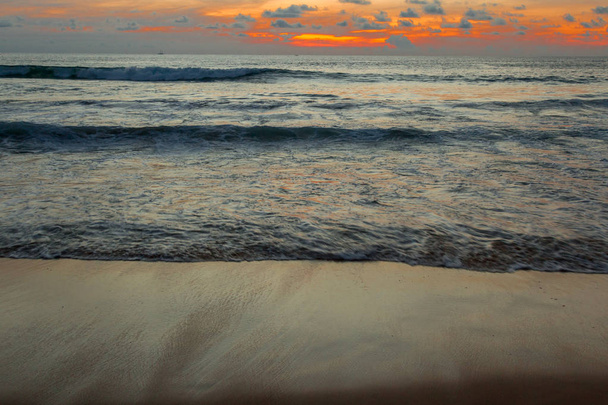 закат на пляже - Фото, изображение