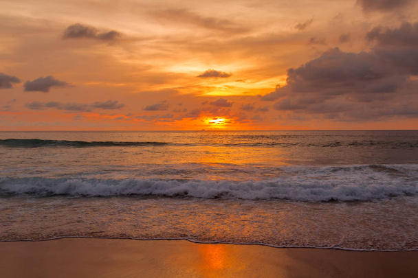 puesta de sol en la playa - Foto, imagen