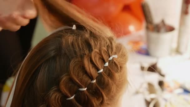 weibliches Modell bekommt ihr Haar angezogen - Filmmaterial, Video