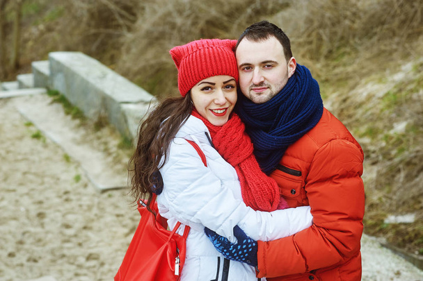 愛する若いカップルは明るい服を着て、散歩に - 写真・画像