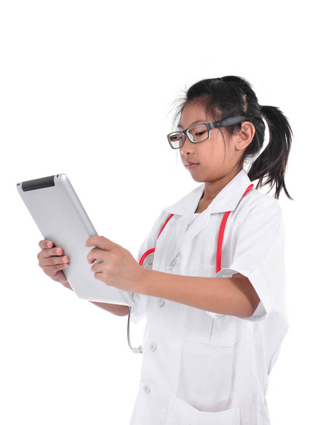 Fiatal női orvos segítségével tabletta - több, mint egy fehér backgro elszigetelt - Fotó, kép