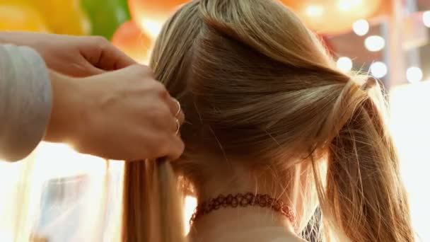 Ντυμένος θηλυκό μοντέλο να πάρει τα μαλλιά της - Πλάνα, βίντεο