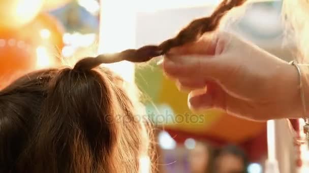 weibliches Modell bekommt ihr Haar angezogen - Filmmaterial, Video