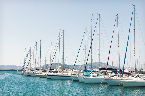 Barcos de vela amarrados en el puerto
  - Foto, imagen