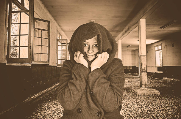 Krásná mladá dívka s kabát a studené - Fotografie, Obrázek