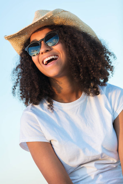 Raza mixta afroamericana chica adolescente gafas de sol dientes perfectos
 - Foto, Imagen