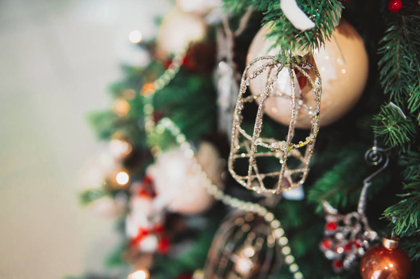 Vánoční strom větev s hračkami - Fotografie, Obrázek
