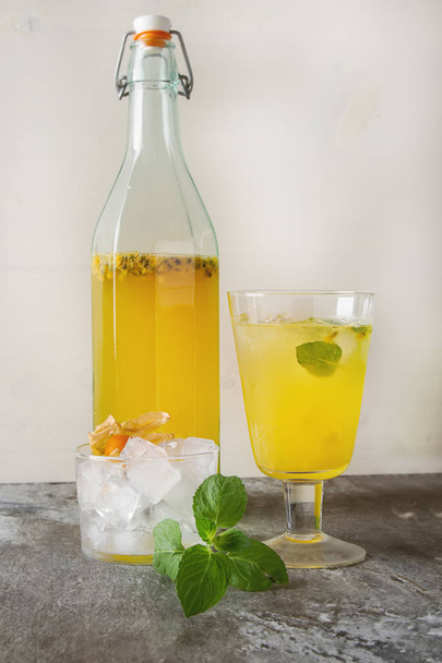 Alcoholic cocktail with fresh passion fruit with mint and ice. D - Valokuva, kuva