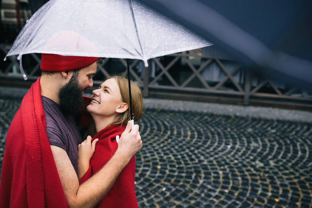 Mies ja tyttö sateenvarjon alla
 - Valokuva, kuva