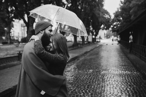 Mann und Mädchen unter einem Regenschirm - Foto, Bild