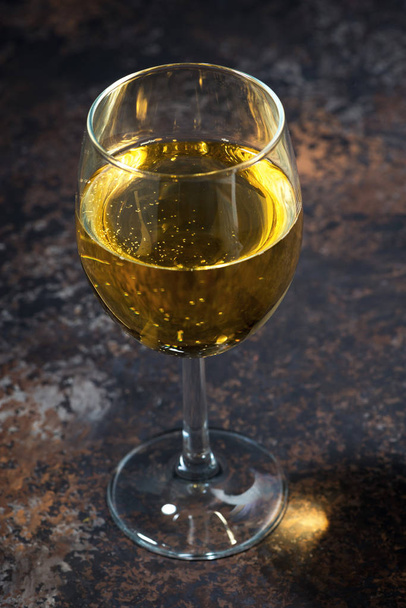 glass of white wine on dark background - Foto, afbeelding