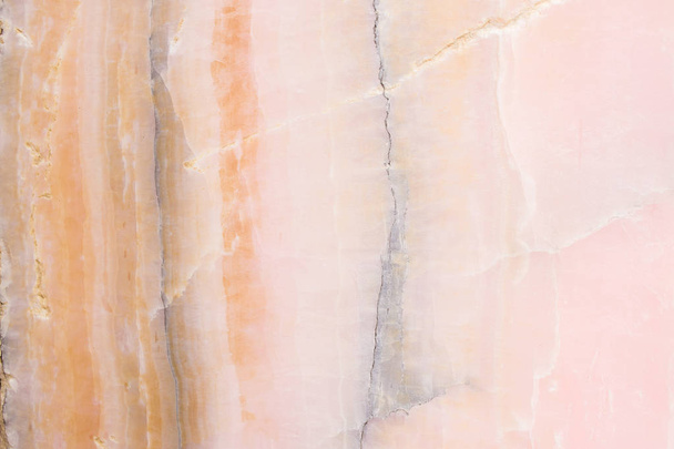 軽量のスライス大理石オニキス。水平画像。暖かいピンク色。美しいクローズアップの背景 - 写真・画像