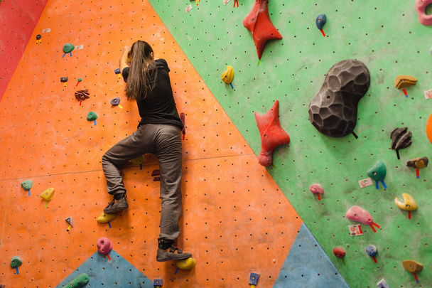 houkutteleva nuori ammatillinen urheilu kiipeilijä nainen ottaa koulutusta kuntosalilla keinotekoinen seinä
 - Valokuva, kuva