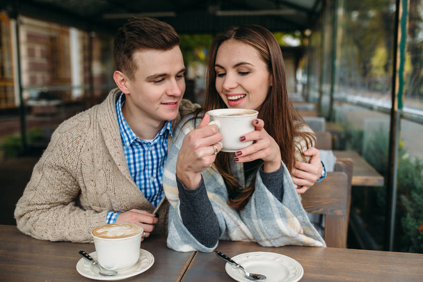 Paar sitzt im Bürgersteig-Café - Foto, Bild