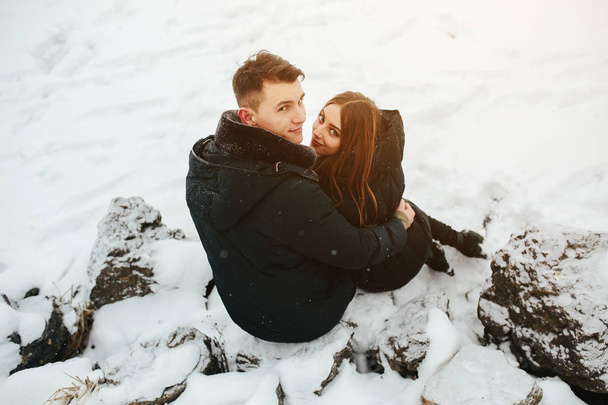 pareja posando en un parque nevado
 - Foto, Imagen