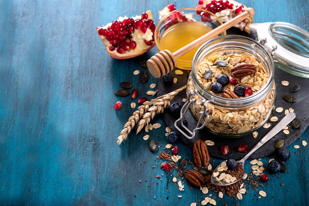 Müsli mit Beeren, Nüssen und Samen, gesundes Frühstückskonzept  - Foto, Bild