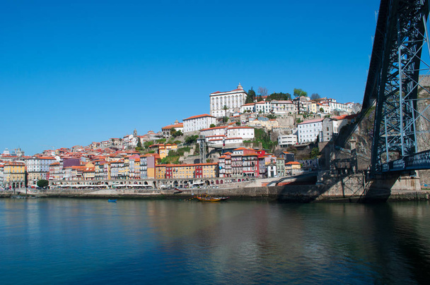 Portugal: barcos e o horizonte do Porto com vista para a Ponte Luiz I
 - Foto, Imagem