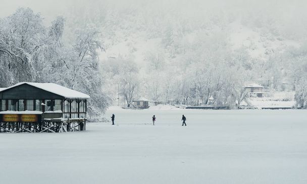 People walking on the frozen lake. - Fotoğraf, Görsel