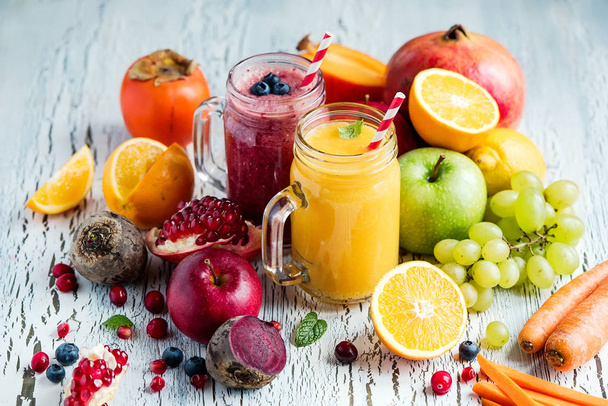 果実、野菜およびフルーツのスムージー、健康的なデトックス ビタミンや  - 写真・画像