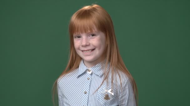 Roztomilá dívka zázvor s úsměvem košili a pihy - Záběry, video