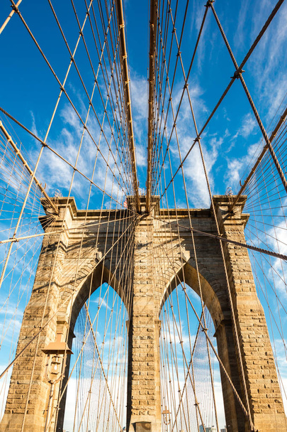 Γέφυρα του Μπρούκλιν με σημαία Ηνωμένων Πολιτειών στην κορυφή - Φωτογραφία, εικόνα