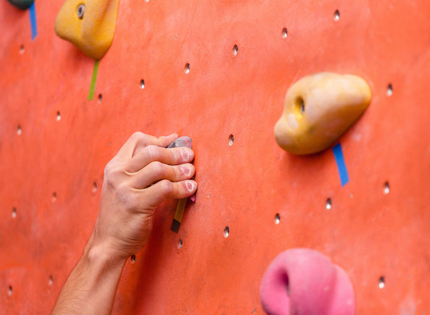 Primer plano de las manos con magnesio en la escalada de la pared interior
 - Foto, Imagen
