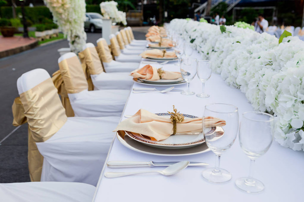 Splendida sedia da sposa e tavola apparecchiata per pranzare fuori
 - Foto, immagini