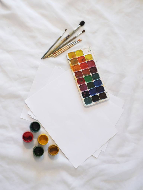 Watercolor paints, Gouache and brushes - Foto, afbeelding