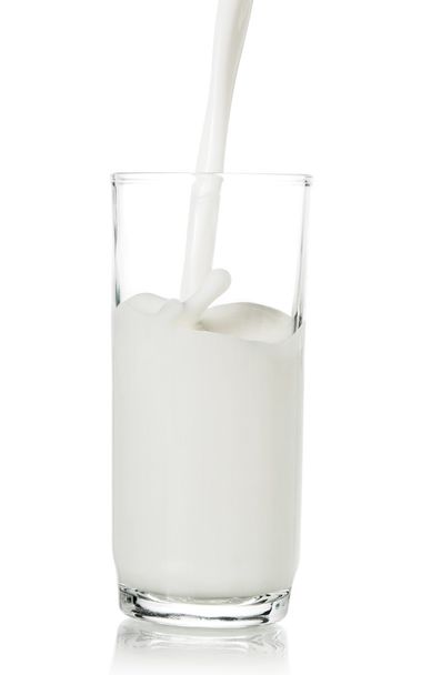 gieten van melk in glazen - Foto, afbeelding