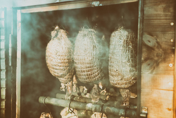 Kinkkua, makkaraa kotitekoisessa savustamossa
 - Valokuva, kuva