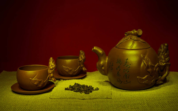 Натюрморт с чашки, блюдца, infuser чай - Фото, изображение