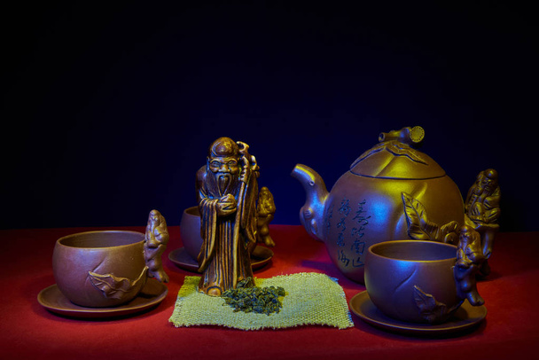 Martwa natura z figurką Boga herbaty - Zdjęcie, obraz