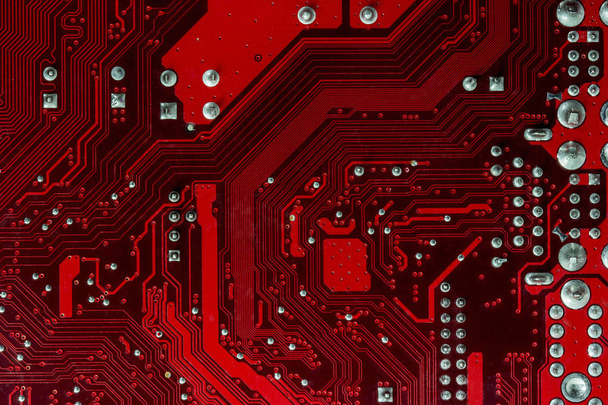 Macro de hardware van het moederbord van de computer van het detail in het rood - Foto, afbeelding