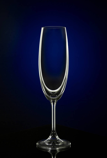 Empty wine glass on dark red - Foto, Imagen