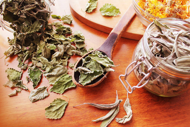 Suszone zioła, przygotowane do herbaty na stole - Zdjęcie, obraz