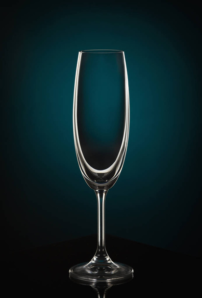 Empty wine glass on dark red - Foto, imagen
