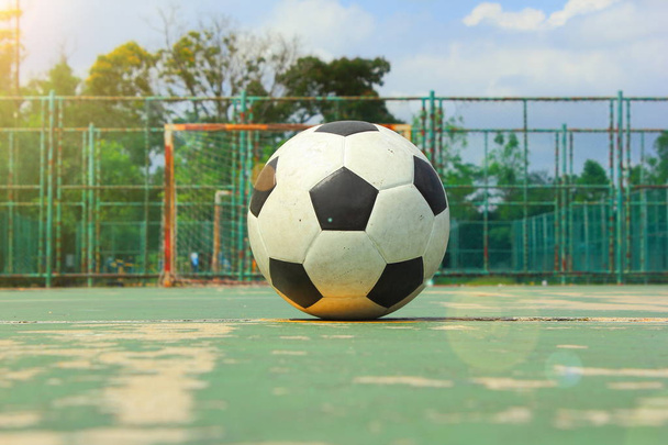 A bola no meio da quadra de futsal com clarão de sol
 - Foto, Imagem
