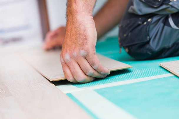 Installing laminate floor with wooden texture - Foto, Imagem