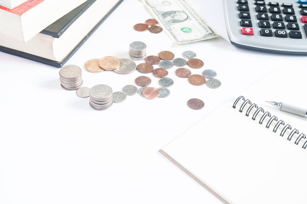 Conceito de poupança de dinheiro, moeda, dólar, calculadora e noteboo
 - Foto, Imagem