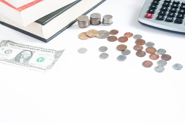 Conceito de poupança de dinheiro com dinheiro moeda e calculadora em bac branco
 - Foto, Imagem